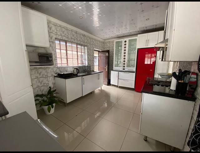 3 BEDROOM HOUSE FOR SALE IN CLAYVILLE